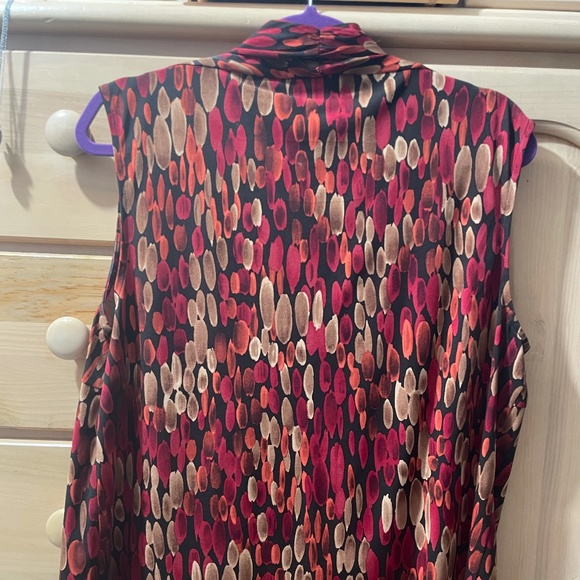Jones Studio Separates Sleeveless Multicolor Blouse. Deep V Neck. Slight Collar. - Picture 2 of 3